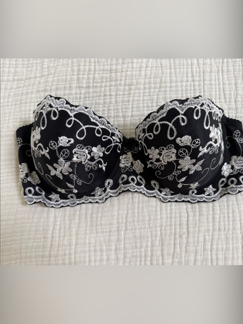 Black Lace-Embroidered Strapless Bra